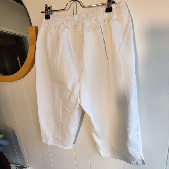 D & Co White Jean Capri's, tailored Sz L.Darted back, elastic waist dbl stitched - Picture 6 of 8